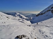 65 Scendendo lo splendido vallone innevato 